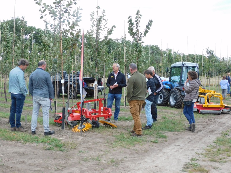 A lot of interest in Damcon hoeing machine at meeting at M. van den Oever Nurseries