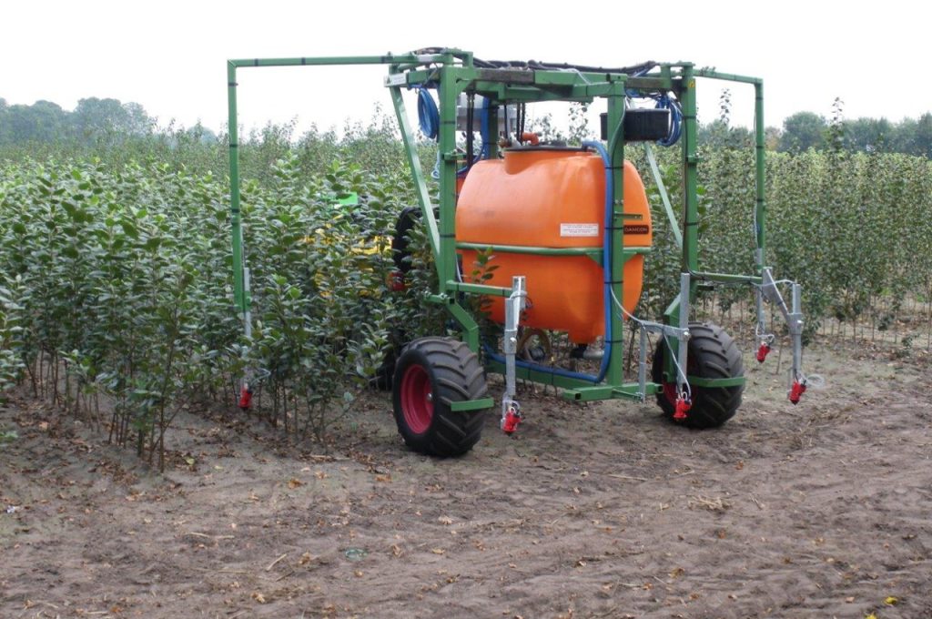 Damcon portal sprayer behind Sirio 5x O-pattern spreading heads - LVS