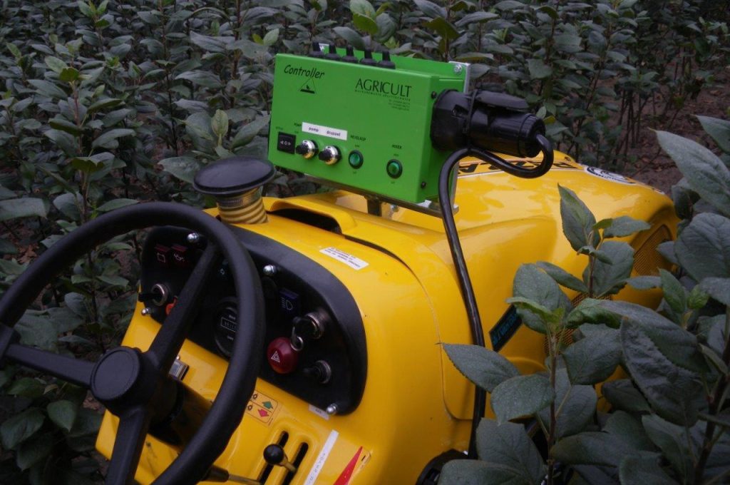 Damcon portal sprayer behind Sirio 5x O-pattern spreading heads - LVS