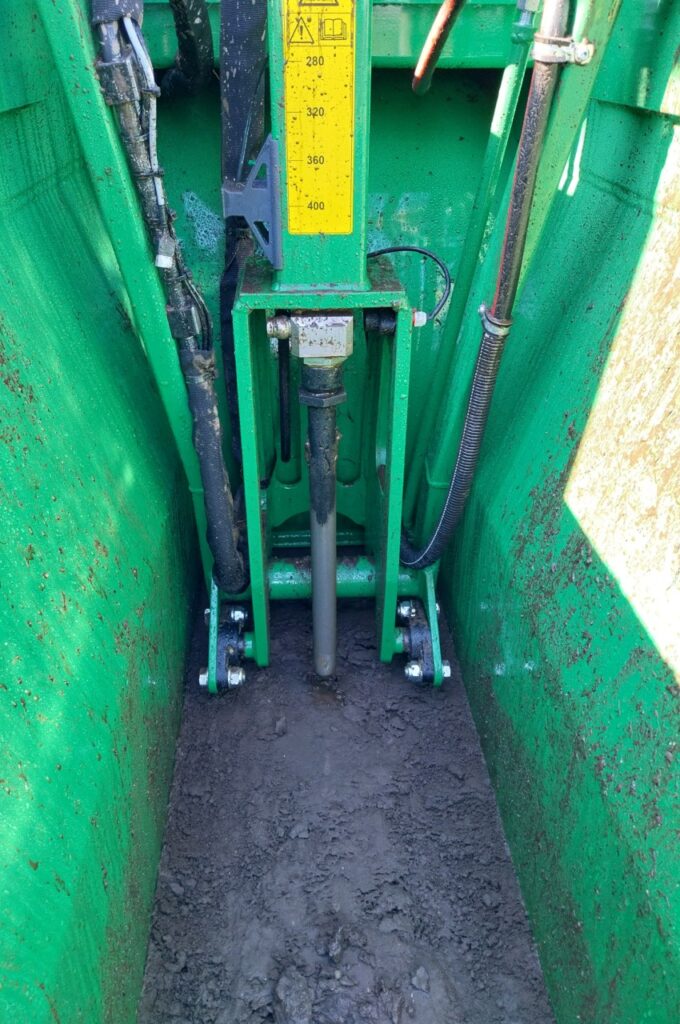 Hole puncher with water