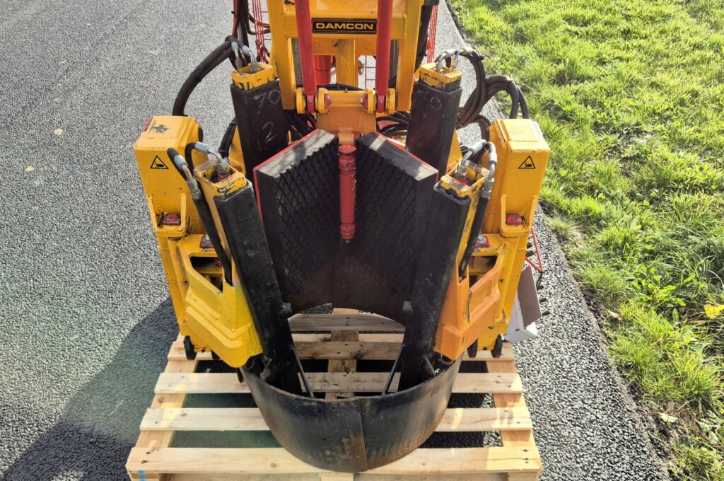 604019 KLR-700 HM with set of spades 60 + 70 cm with mounting frame for Fendt narrow track tractor