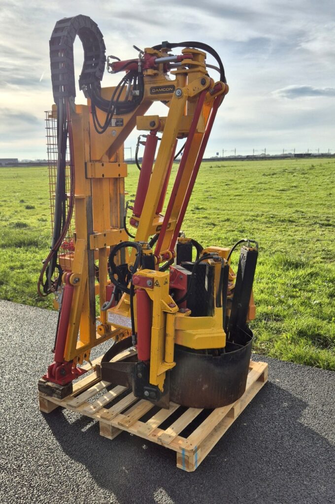 604019 KLR-700 HM with set of spades 60 + 70 cm with mounting frame for Fendt narrow track tractor