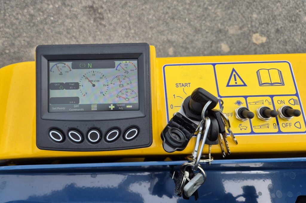 FZ-130-AV dashboard at safety bar